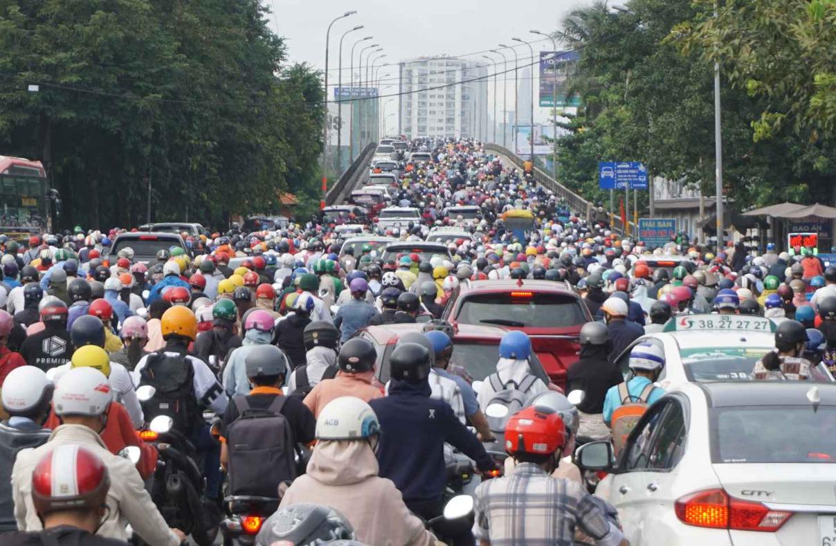 Vận chuyển vào giờ cao điểm kéo dài thời gian, phát sinh chi phí