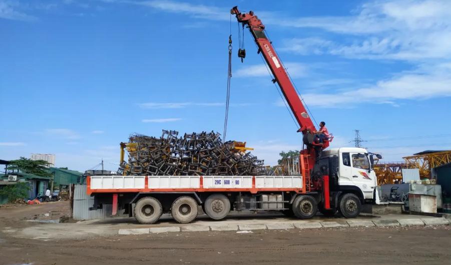 Khi cần nâng hạ, bốc dỡ và di chuyển hàng hóa nặng nên sử dụng xe cẩu