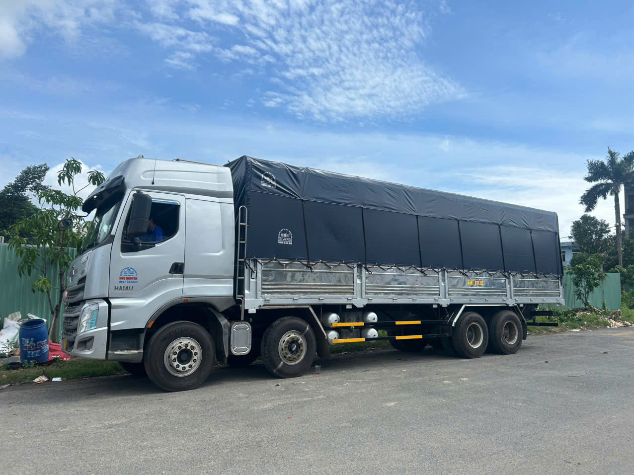 Xe tải nhận hàng hóa và vận chuyển ra cảng 