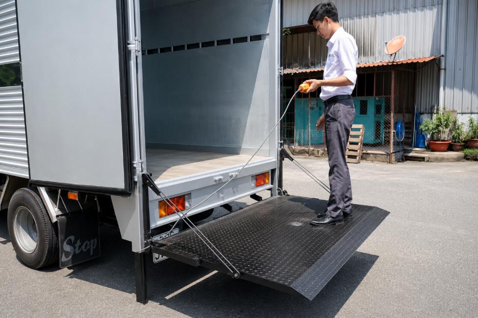 Xe tải có bửng nâng hạ thuận tiện 