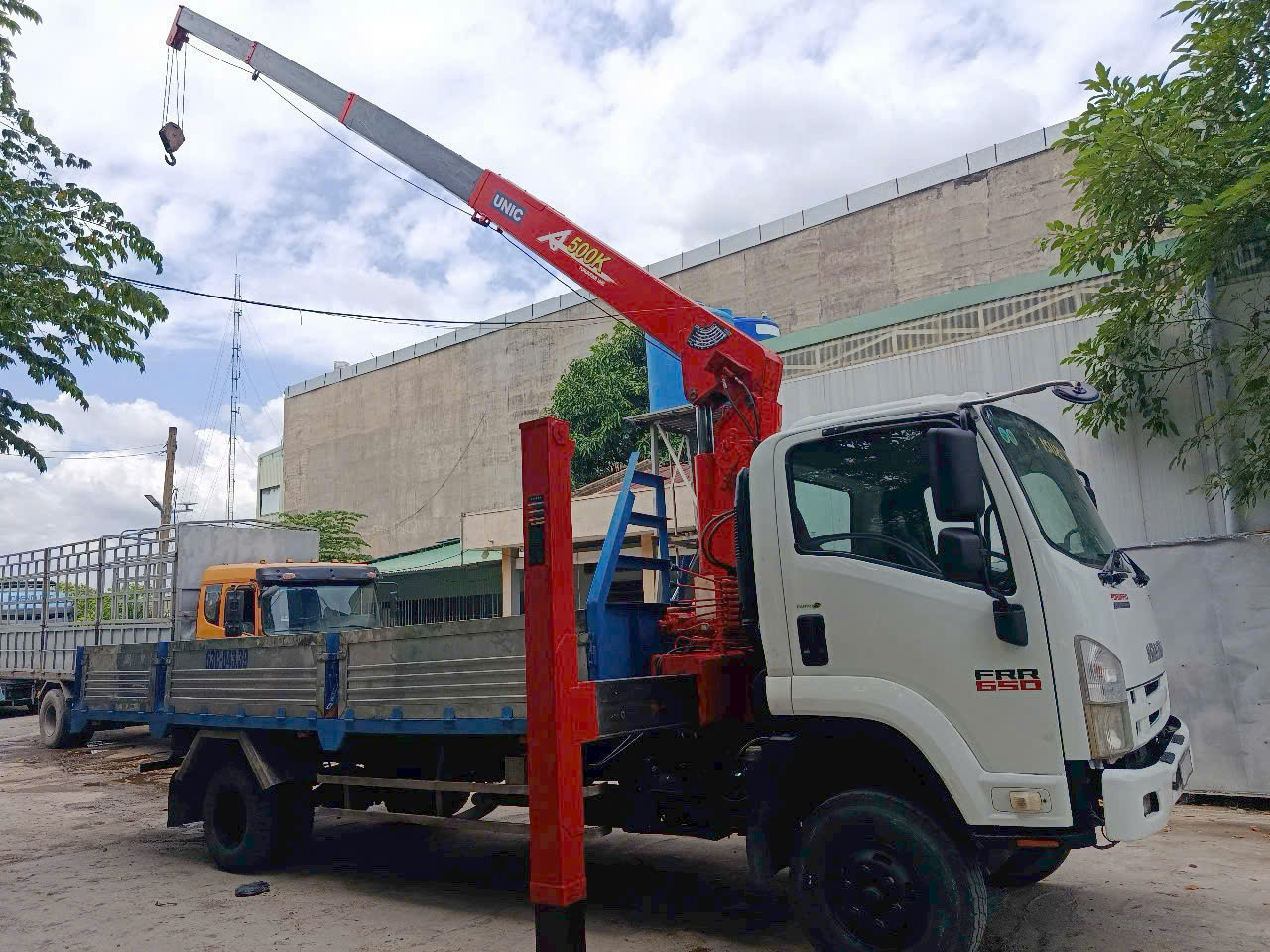 Xe tải gắn cẩu và xe cẩu thùng